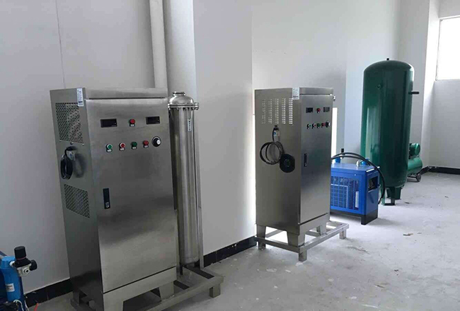 臭氧发生器直接用空气为原料,通过高压电解其中的氧气生产臭氧,无须添加辅料。